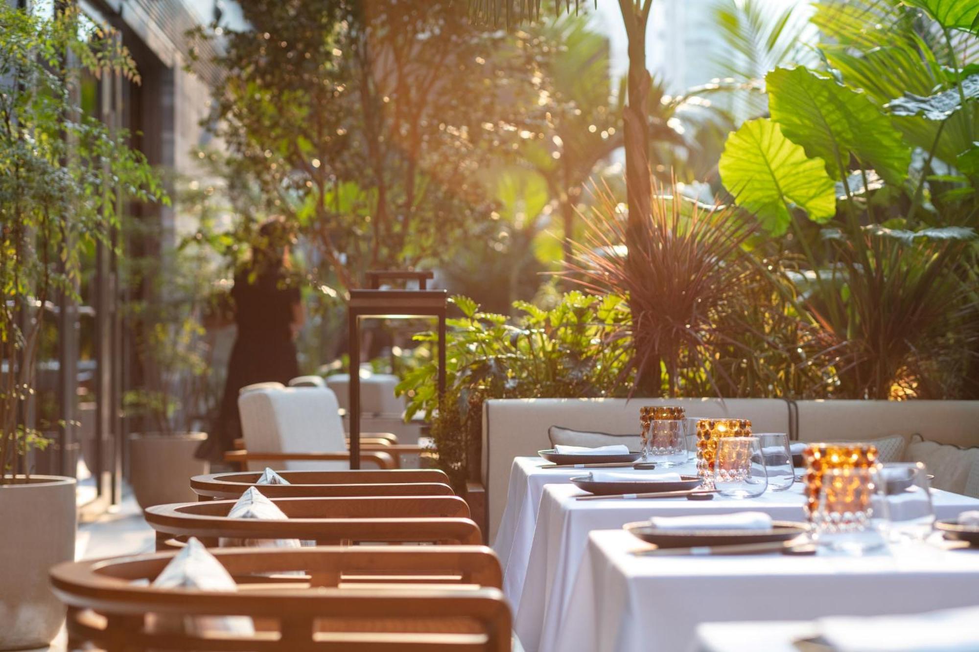 Hotel The Hari Hongkong Exterior foto The Terrace